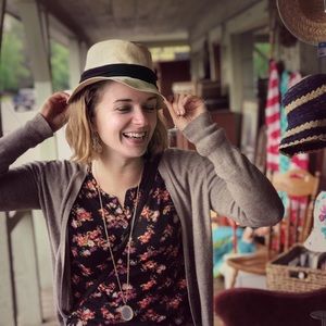 Meet your Posher, Hillary